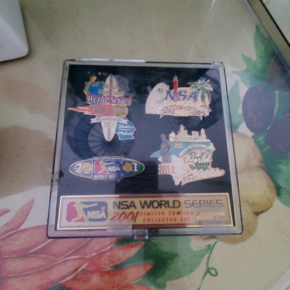2001 World Series pin collectors set - Picture 8 of 14